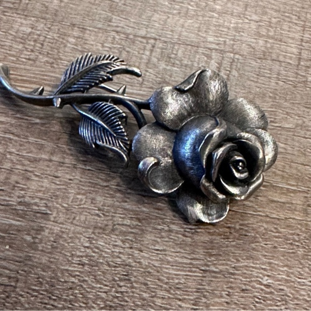 Vintage Signed ￼Crown TRIFARI Rose Brooch Pin‎ Brushed Silver Tone